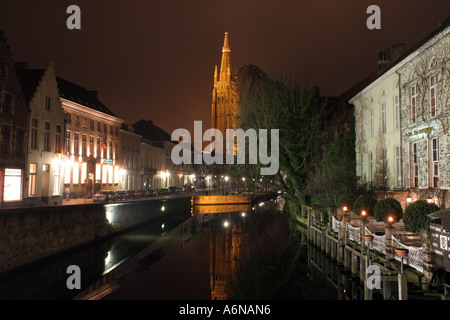 La chiesa medievale di Onze Lieve Vrouwekerk a Bruges e l' Hotel De Orangerie di notte Foto Stock