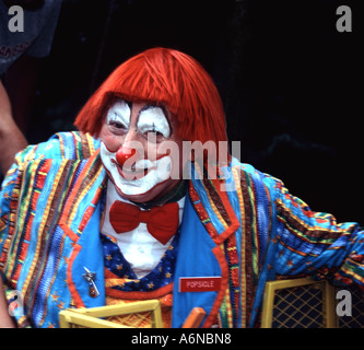 Clown sorridente con i capelli rossi Foto Stock