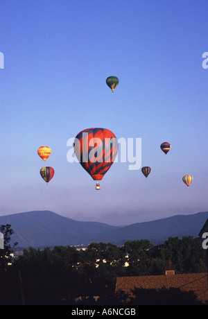 I palloni ad aria calda sorvolano il Roanoke Valley, southwest Virginia, Stati Uniti d'America Foto Stock