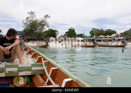 Foto scattata da onnoard una longtail boat venuta in terra su Haad Rin Beach (Koh Phangan, Thailandia). Foto Stock