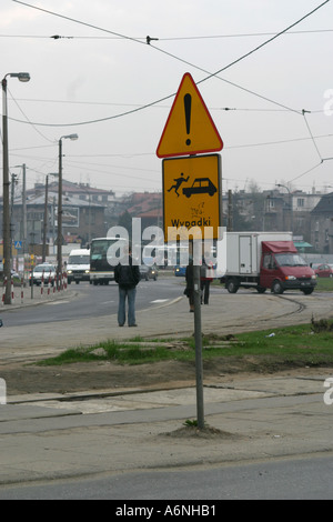 Segnale di avvertimento per i pedoni a Cracovia Polonia Foto Stock