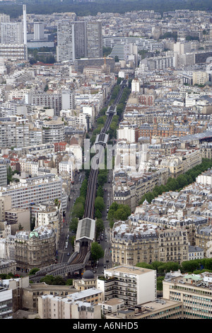 La linea verde della metropolitana 6 Charles de Gaulle Etoile di nazione qui visto sopra di terra sul Boulevard Montparnasse Pasteur di Parigi Foto Stock