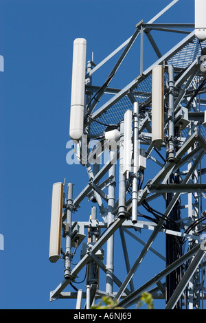 Stazione di base di telefonia mobile settore antenna array close up parte di una rete di telecomunicazioni a bury lancashire Foto Stock