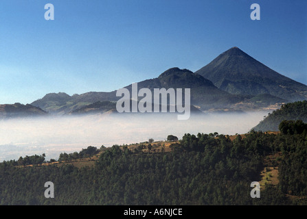 Santa Maria vulcano visibile attraverso la nebbia avvolta Quezaltenango valley in rotta verso San Francisco el alto mercato Guatemala Foto Stock