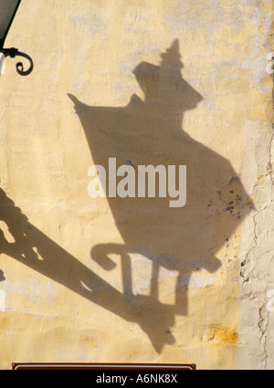Lampione ombra sul vecchio muro Tallinn Estonia Paesi Baltici Europa Foto Stock