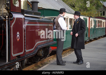 Motore a vapore il driver su un weekend vittoriano a Tan y Bwlch stazione la Ffestiniog Steam Railway,il Galles del Nord Foto Stock