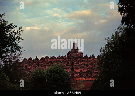 Il Hindu tempio Buddista stupa di Borobudur una colossale stupa Java Centrale Indonesia UNESCO World Heritage Site Java Foto Stock