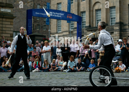 Due maschi degli artisti di strada, Edinburgh Fringe Festival Scozia UK, Europa Foto Stock