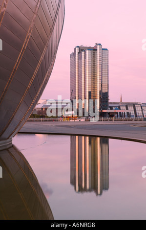 Il Crowne Plaza Hotel si riflette nella piscina dal teatro IMAX, Pacific Quay, Glasgow Scozia Scotland Foto Stock