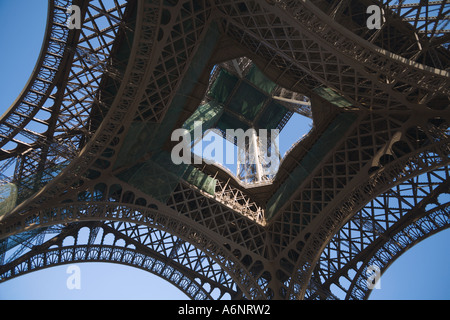 La torre Eiffel è vista dal di sotto Foto Stock