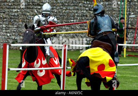 Combattere vecchie battaglie allestimento di un torneo medievale Foto Stock