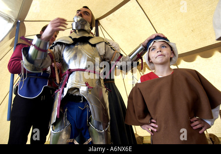 Combattere vecchie battaglie allestimento di un torneo medievale Foto Stock