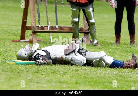 Combattere vecchie battaglie allestimento di un torneo medievale Foto Stock