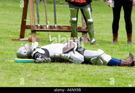 Combattere vecchie battaglie allestimento di un torneo medievale Foto Stock