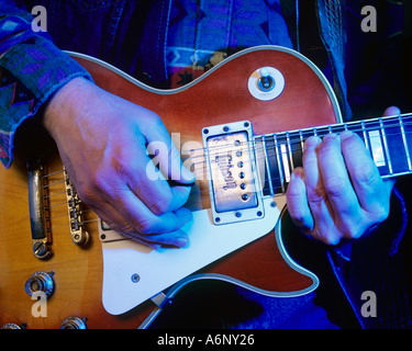 La piegatura delle stringhe su un 1970 red sunburst Gibson Les Paul chitarra personalizzata Foto Stock