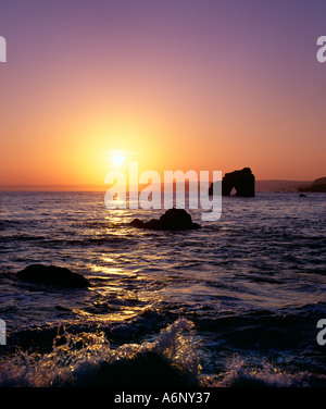 Tramonto a Thurlestone Rock off il South Devon Coast vicino a Plymouth. Foto Stock