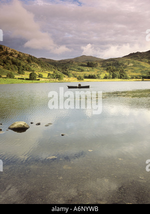 La pesca a mosca sul Watendlath Tarn, Cumbria, Lake District, England, Regno Unito Foto Stock