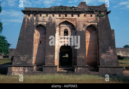 Hindola Mahal pareti oscillanti Royal Enclosure Mandu India Foto Stock