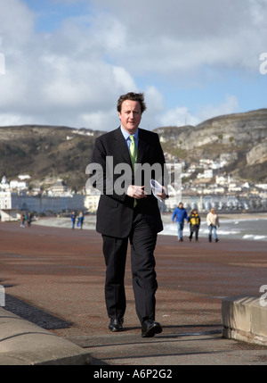 Il Primo Ministro David Cameron sul lungomare di Llandudno, il Galles del Nord Foto Stock