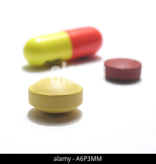 Selezione di 3 differenti pillole su sfondo bianco Foto Stock