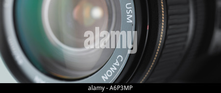 Panoramica vicino di una DSLR la lente della fotocamera Foto Stock