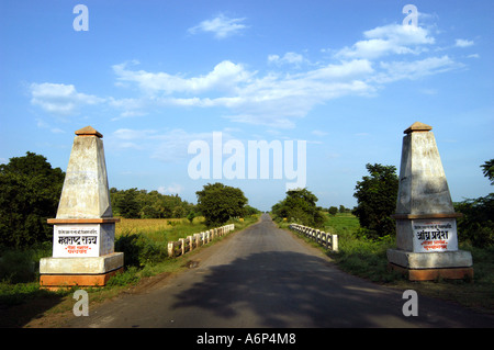 Indicatore di due pilastri su entrambi i lati della strada di confine di marcatura del Maharashtra e Andhra Pradesh in India Foto Stock