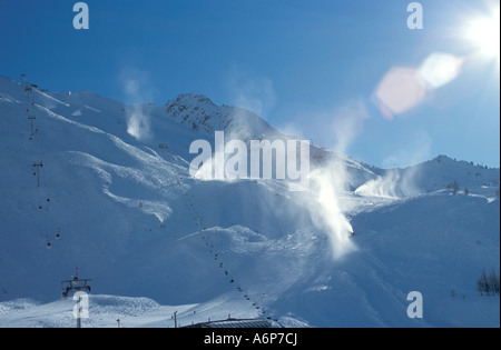 Vista di seggiovie e telecabina sulle piste di sci francese resort di Chamonix con polvere cannoni da neve durante il funzionamento Foto Stock
