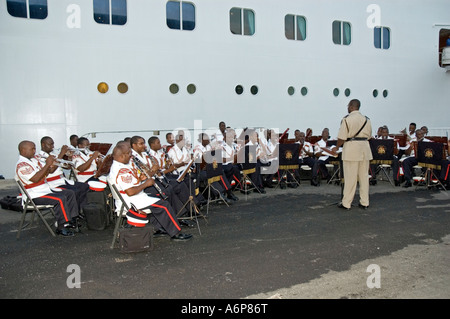 Il Royal Barbados nella banda della polizia intrattenere i passeggeri sulla nave da crociera Oceana, Bridgetown, Barbados Foto Stock