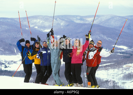 Posse di sciatori sulle piste che posano per una foto di gruppo negli Stati Uniti Foto Stock