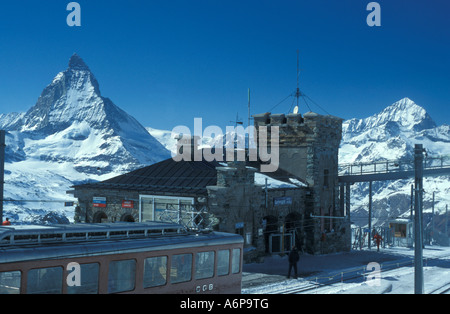 Gornergrat stazione ferroviaria 3089 m sopra il livello del mare, la località sciistica di Zermatt in Svizzera con il Cervino sullo sfondo Foto Stock