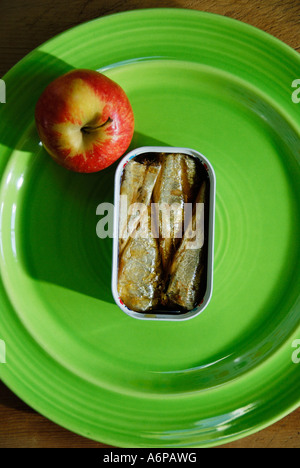 "Sardine e Apple su una piastra, pasto di una persona che vive da sola". Foto Stock