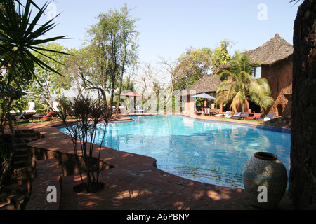 Spettacolare area piscina nel designer Nilaya Hermitage boutique hotel in Goa in India Foto Stock