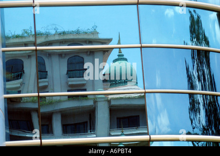ASB77432 la riflessione di un edificio su RMZ Corp RMZ titanio edificio di vetro, Bangalore, India Foto Stock