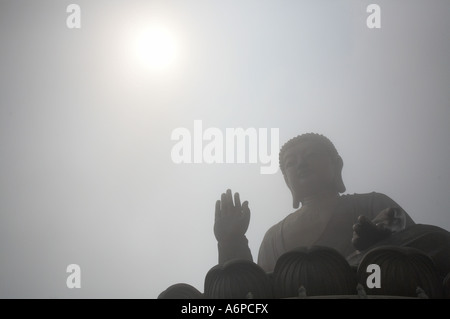 Bronzo gigantesca statua del Buddha a Ngong Ping sull'Isola di Lantau Hong Kong Foto Stock