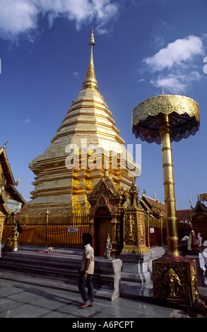 Golden chedi di Wat Phra That Doi Suthep sulla sommità del Doi Suthep montagna vicino a Chiang Mai nel nord della Thailandia Foto Stock