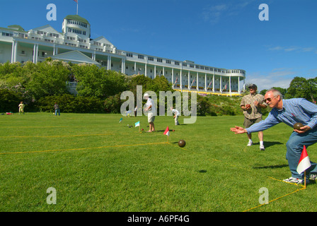 Stati Uniti Michigan Lago Huron Mackinac Island Grand Hotel gli ospiti prato bowling sul prato anteriore Foto Stock