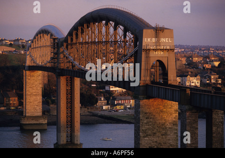 Royal Albert ponte ferroviario inaugurato nel 1859 costruito da Isambard Kingdom Brunel attraversando il fiume Tamar a Plymouth Regno Unito Foto Stock