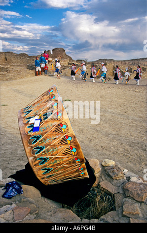 Navajo dance troup e tamburo decorato a Pueblo Bonito rovine Nuovo Messico USA Foto Stock