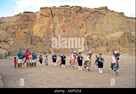 Navajo truppa di danza al Pueblo Bonito rovine Nuovo Messico USA Foto Stock