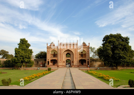 Gateway al XVII secolo Itmad ud daula tomba costruita da Nur Jahan grande imperatore Moghal Jehangirs moglie Agra India Foto Stock