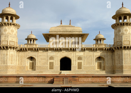 Xvii secolo Itmad ud daula tomba costruita da Nur Jahan grande imperatore Moghal Jehangirs moglie Agra India Foto Stock