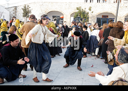 Signora ballerina a pulire lunedì celebrazioni Skyrian Aprokreas Festival Skyros Isole Greche Grecia Hellas Foto Stock