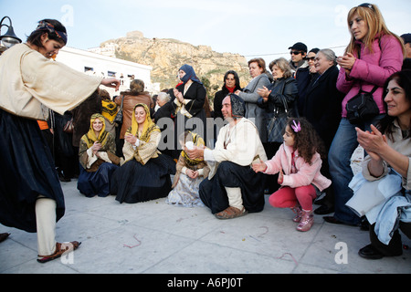 Signora ballerina a pulire lunedì celebrazioni Skyrian Aprokreas Festival Skyros Isole Greche Grecia Hellas Foto Stock