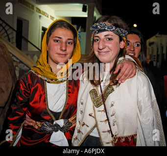 Signora ballerini a pulire lunedì celebrazioni Skyrian Aprokreas Festival Skyros Isole Greche Grecia Hellas Foto Stock