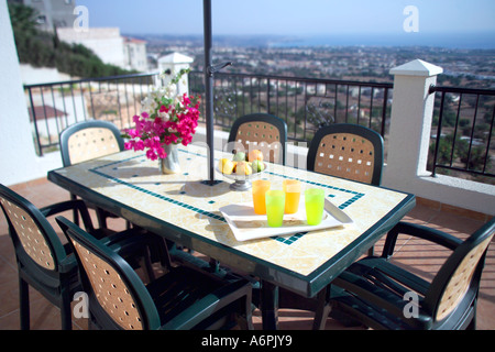 Cenare all'aperto sul balcone che si affacciava sulla città, sulla campagna e sul mare in lontananza. Foto Stock