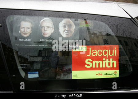 Opuscolo di elezione per Jacqui Smith nella finestra di una vettura in Redditch Worcestershire durante il 2005 le elezioni generali NEL REGNO UNITO Inghilterra Foto Stock