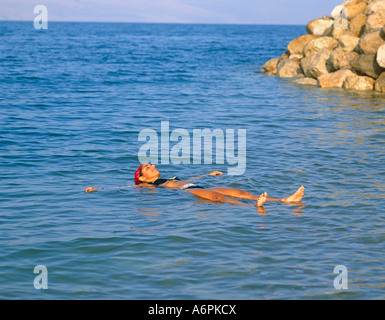 Donna fluttuante nel Mar Morto Israele Medio Oriente Foto Stock