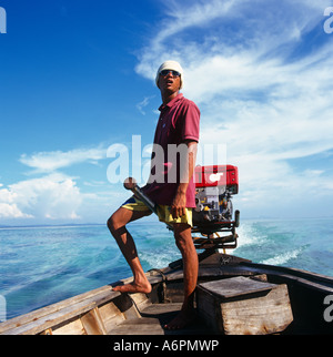 Uomo volante lunga coda di barca vicino all Isola di Phi Phi Thailandia del sud-est asiatico Foto Stock
