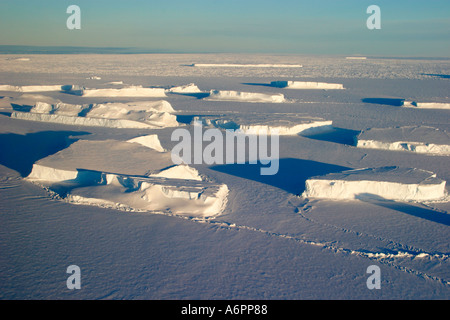 Iceberg tabulari impostato in Riiser-Larsen Ice Shelf, Mare di Weddell, Antartide Foto Stock