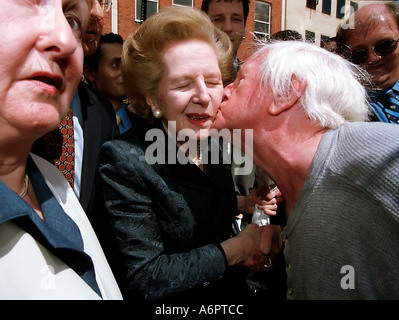 Signora THATCHER campagne per William Hague A NORTHAMPTON 2001 elezioni UK PIC da John ROBERTSON Foto Stock